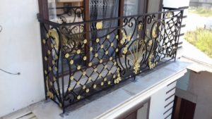 balustrada-fier-forjat-balcon-model-floral-auriu Balustradă balcon din fier forjat negru cu ornamente aurii și model floral
