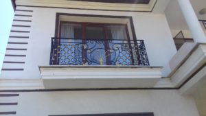 balustrada-fier-forjat-balcon-elemente-aurii Balustradă forjată balcon cu elemente aurii – model ornamental clasic