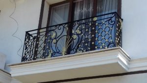 balustrada-balcon-fier-forjat-ornamente-aurii Balustradă balcon din fier forjat negru cu ornamente aurii decorative