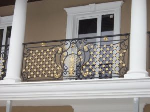 balustrada-fier-forjat-flori-aurii-coloane-balcon Balustradă clasică din fier forjat cu motive aurii și decorațiuni florale