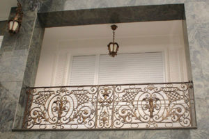 balustrada-fier-forjat-aurie-model-floral-balcon Balustradă din fier forjat cu elemente aurii și motive florale pentru balcon