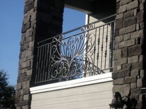balustrada-fier-forjat-evantai-balcon-piatra Balustradă din fier forjat cu model evantai și bare verticale montată pe balcon