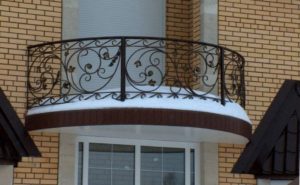 balustrada-rotunda-fier-forjat-model-floral-balcon Balustradă rotundă din fier forjat cu elemente florale decorative