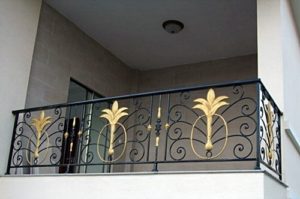balustrada-fier-forjat-frunze-aurii-balcon Balustradă decorativă din fier forjat cu frunze aurii stilizate
