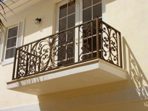 balcon-fier-forjat-stil-baroc-volute-ornamentale Balcon cu balustradă din fier forjat în stil baroc, cu volute ornamentale