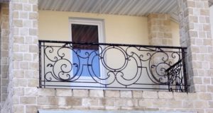 balcon-din-piatra-cu-balustrada-fier-forjat-motiv-circular Balcon cu balustradă din fier forjat cu motiv circular și volute
