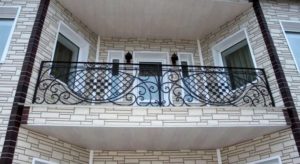 balcon-clasic-cu-balustrada-din-fier-forjat-model-x-si-volute Balcon cu balustradă din fier forjat cu decor în X și volute curbate