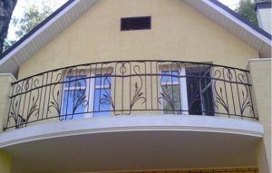 balcon-rotund-fier-forjat-cu-model-floral Balcon rotund cu balustradă din fier forjat decorat cu motive florale