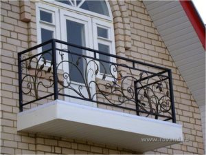 balcon-fier-forjat-model-cu-frunze-si-pasari Balcon cu balustradă din fier forjat și elemente decorative cu frunze și păsări