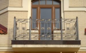 balcon-fier-forjat-drept-decorat-cu-flori-si-frunze Balcon drept din fier forjat cu elemente florale și frunze decorative