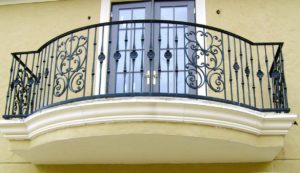 balcon-fier-forjat-rotund-elemente-florale-elegante Balcon rotund din fier forjat cu baluștri verticali și elemente florale