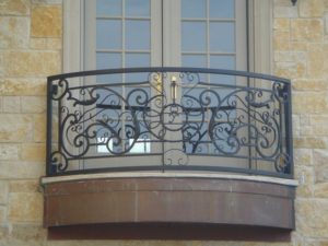 balustrada-fier-forjat-balcon-rotund-ornamente-florale Balustradă rotundă din fier forjat cu motive florale și spirale decorative