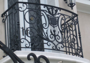 balcon-fier-forjat-rotund-emblema-florala-negru Balcon rotund din fier forjat negru cu motive florale și ornament central stil emblemă