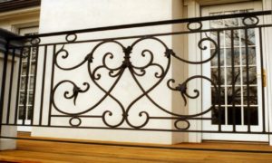 balustrada-balcon-fier-forjat-inima-volute-simetrice-negru Balustradă de balcon din fier forjat negru cu design simetric și volute în formă de inimă