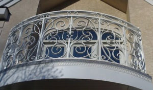 balustrada-balcon-fier-forjat-alb-volute-curbe-clasic-modern Balustradă de balcon din fier forjat vopsit alb, model cu volute elegante