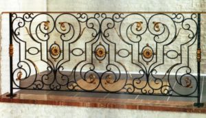 balustrada-fier-forjat-clasica-negru-auriu-flori-volute-balcon Balustradă din fier forjat negru cu ornamente aurii în stil clasic