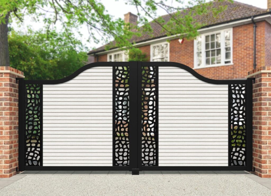 Poartă auto batantă albă cu forme organice decupate CNC în panourile laterale și arcadă decorativă neagră, montată între stâlpi din cărămidă roșie