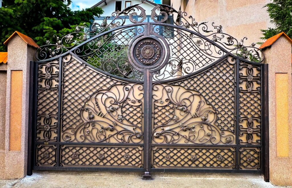 Poartă metalică din fier forjat cu decor central circular și motive vegetale