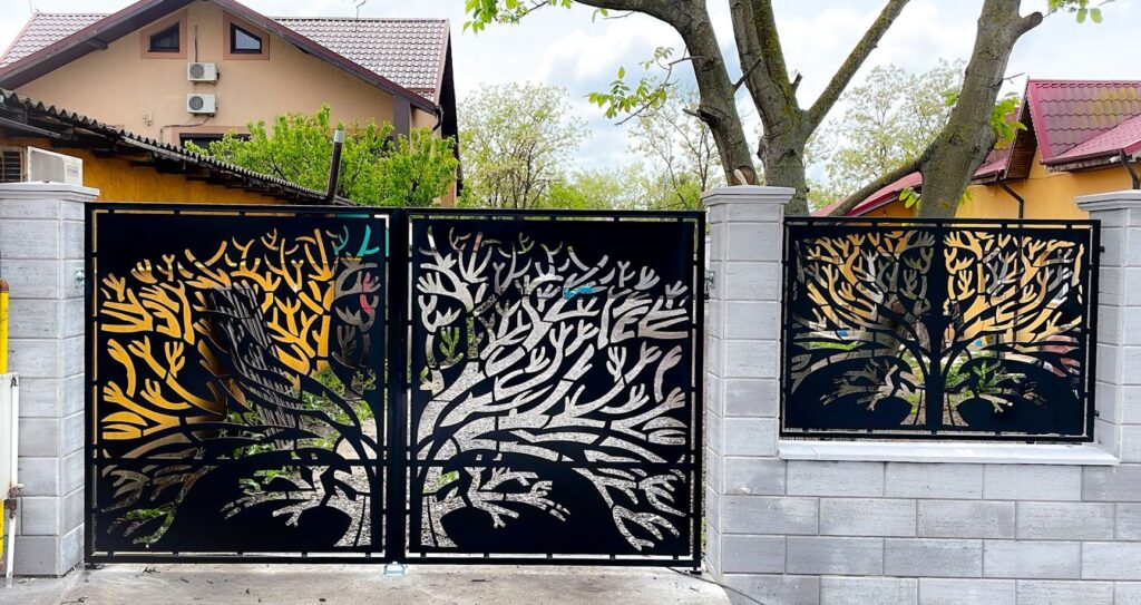 Poartă metalică decorativă cu model copac stilizat și ramuri